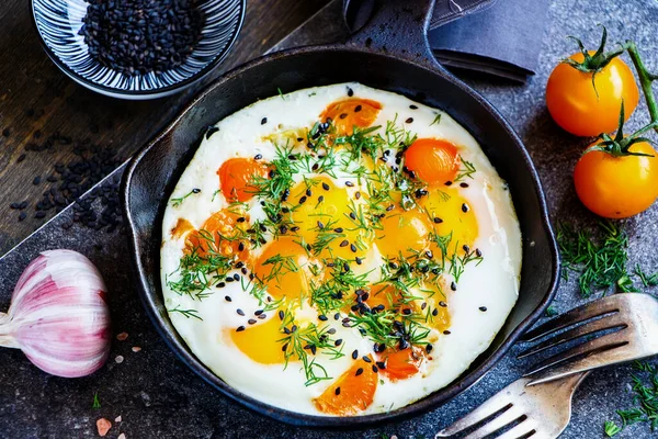 Huevos Fritos Con Eneldo Fresco Tomate Una Sartén Negra Caliente —  Fotos de Stock
