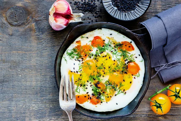 Deliciosos Huevos Fritos Con Eneldo Fresco Tomate Una Sartén Negra —  Fotos de Stock