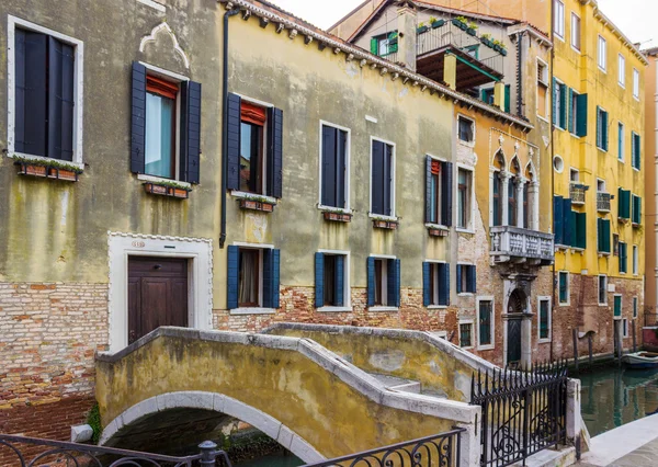 Puente que conduce a la casa a través del canal en Venecia, Italia . — Foto de Stock