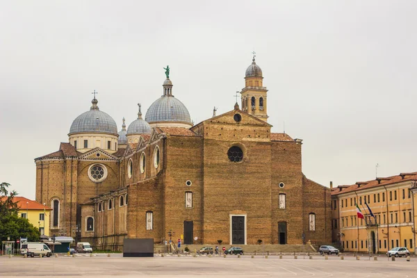 Iglesia de Santa Giustina y plaza del mercado Prato della Valle Padova — Foto de Stock