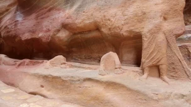 Ősi Nabataean Rock faragott szobor tevegelő — Stock videók