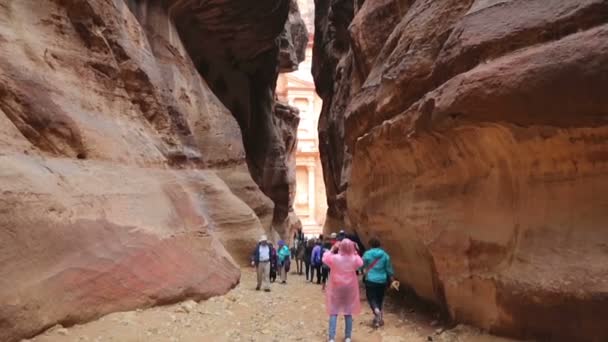 Cañón que conduce a la ciudad de Petra — Vídeos de Stock