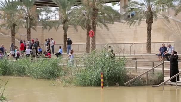 Tourists near the Sacred water of the River Jordan — Stock Video