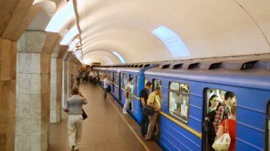 Kalkış metro tren istasyonu Maydan Nezalezhnosti