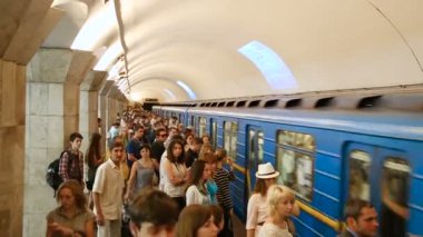 Varış metro tren istasyonu Maydan Nezalezhnosti
