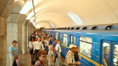 Geliş ve gidiş, yeraltı tren istasyonu Maydan Nezalezhnosti