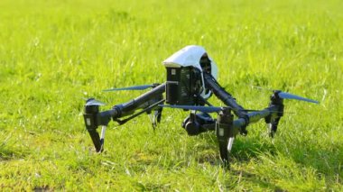 Drone kadar yeşil çim çıkartıyor, şasi ve sinekler kadar dışarı çerçeve oluşur