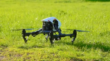 Drone ile yukarı, oluşan kasa yeşil çim çıkartıyor ve ileri uçar