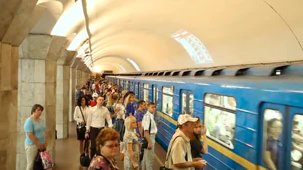 Aankomst en vertrek op ondergrondse treinstation Maydan Nezalezhnosti — Stockvideo