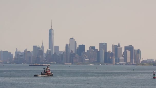 Буксирування корабель пливе на річці Гудзон на Манхеттені — стокове відео