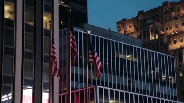 Amerikaanse vlaggen in de avond in New York. — Stockvideo
