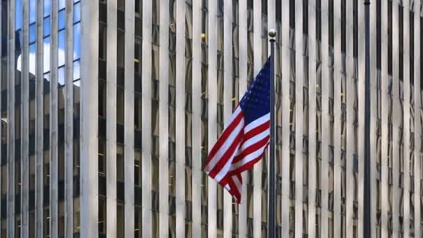 Bandeira americana em um fundo de um edifício — Vídeo de Stock