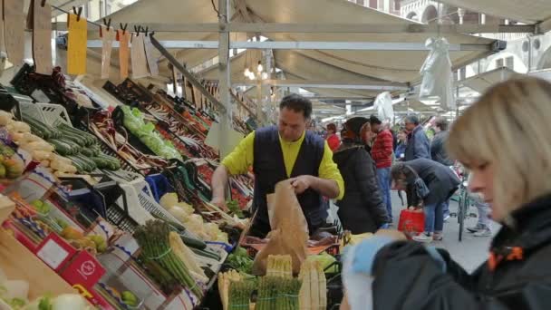 Detailhandel op de zaterdagmarkt in Piazza delle Erbe — Stockvideo