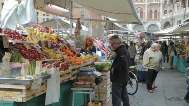 Detailhandel op de zaterdagmarkt in Piazza delle Erbe — Stockvideo