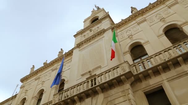 意大利和欧洲国旗上大会堂帕多瓦的历史建筑 — 图库视频影像