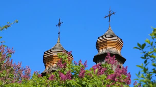 木制圆顶的东正教教会与十字架特写 — 图库视频影像