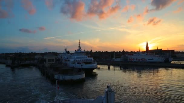Ferry part de la jetée au coucher du soleil — Video