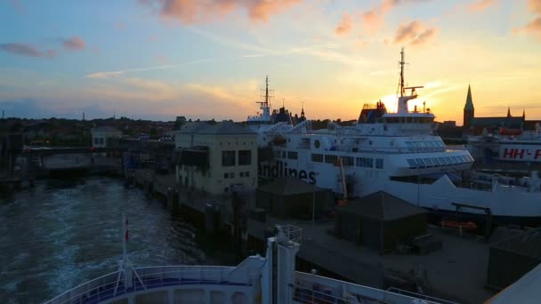 渡轮从码头出发在日落 — 图库视频影像