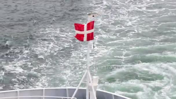 Danska flaggan fladdrar i vinden på fartyget — Stockvideo