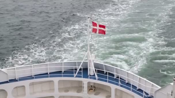 Danska flaggan fladdrar i vinden på fartyget — Stockvideo