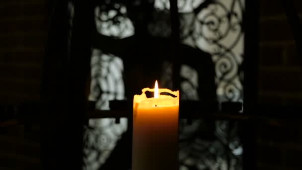 Brinnande ljus i interere fornborg — Stockvideo