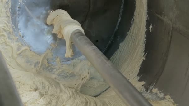 Промышленное смешивание теста в пекарне — стоковое видео