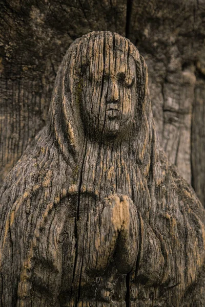 Meryem Ana eski ahşap simgesine oyulmuş