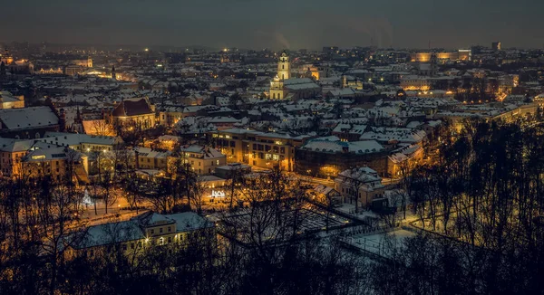 Vilnius cidade velha panorama à noite — Fotografia de Stock