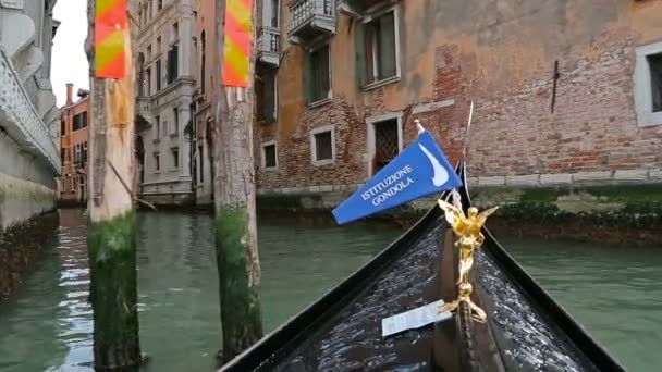 Gondola galleggiante lungo stretto canale — Video Stock