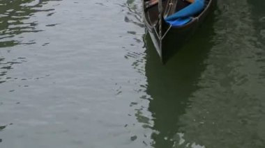 Çift gondol bir kanal boyunca yüzen