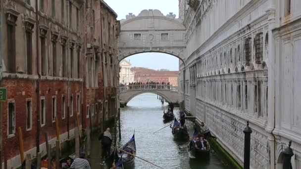 Gondolas in the canals near the Bridge of Sighs. — Stock Video