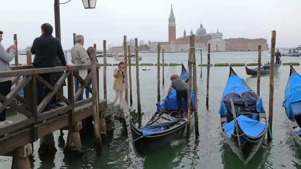 Tourists on the pier near the gondolas — Stock Video
