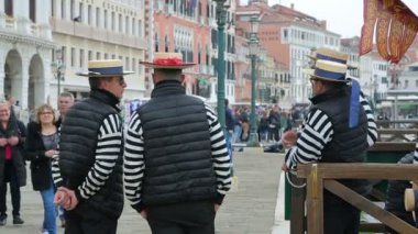 Grand Canal yakınındaki iskelede gondollarının