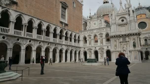 Besucher des Dogenpalastes - palazzo ducale — Stockvideo