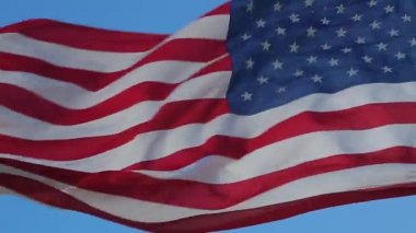 Amerikan bayrağı dalgalanıyor.