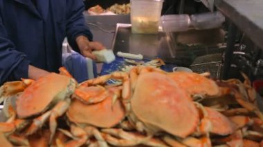 Yengeçler piyasada pişer