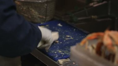 Yengeçler piyasada pişer