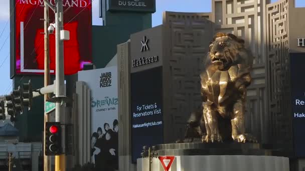 ラスベガスのカジノの金のライオンの像のクローズ アップ撮影 — ストック動画