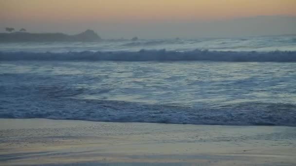 Velké vlny detail poblíž pobřeží Pacifiku — Stock video