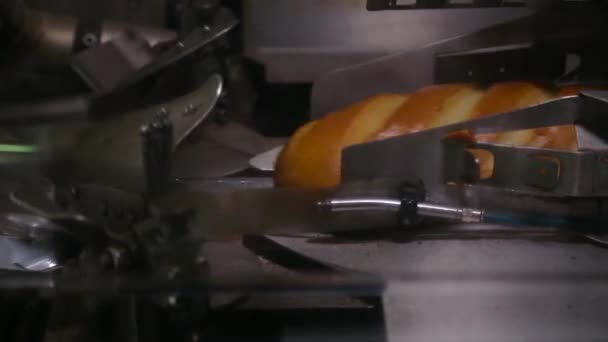 Κάνοντας ένα καρβέλι ψωμί στο αρτοποιείο. — Αρχείο Βίντεο