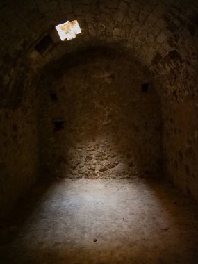 Yıkık tuğla fort zindan