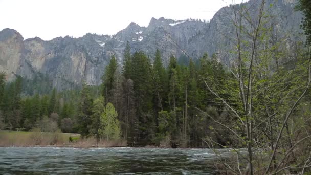 Merced river v Yosemitském národním parku. — Stock video