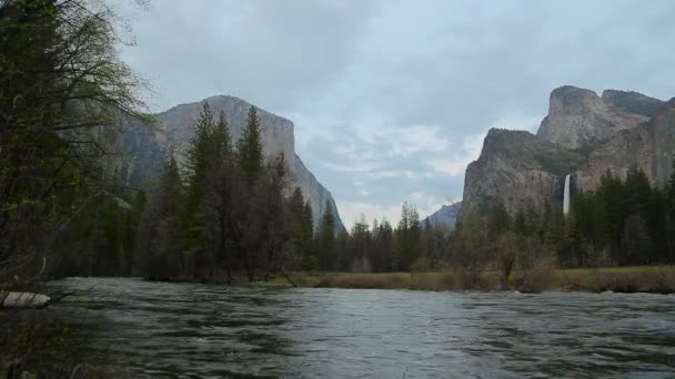 Cascate inferiori di Yosemite . — Video Stock