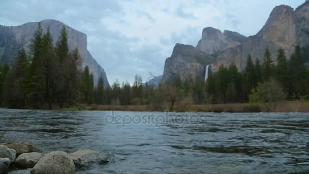 Merced river Yosemite Ulusal Parkı'nda. — Stok video