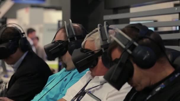 Felnőtt mans felszerelés virtuális valóság fejhallgatók használata — Stock videók