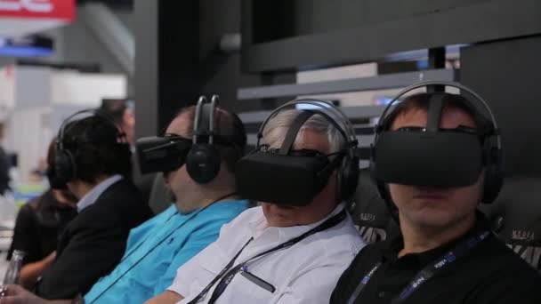 Felnőtt férfiak elmerül a virtuális világban — Stock videók