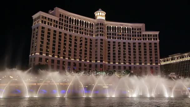 Pokaż wody fontanny Bellagio w nocy z dźwiękiem — Wideo stockowe