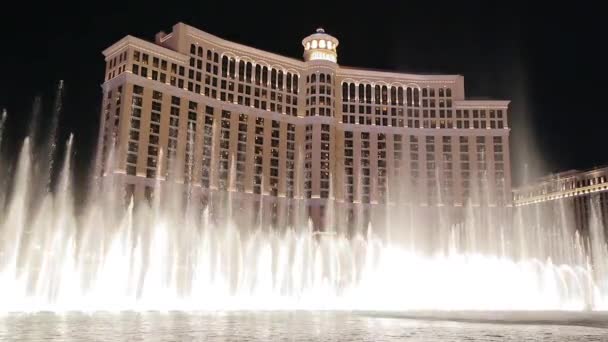 Bellagio fontana spettacolo acquatico di notte con suono — Video Stock