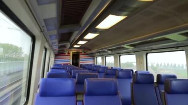Bir yolcu boş iç tren araba hareket