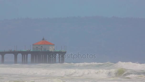 Orang-orang berjalan di dermaga Manhattan Beach — Stok Video